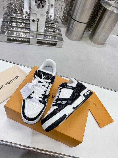 Tênis Casual Couro Branco com Detalhe Preto