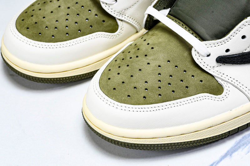 Tênis Cano Baixo Couro Tons de Olive com Detalhes Contrastantes