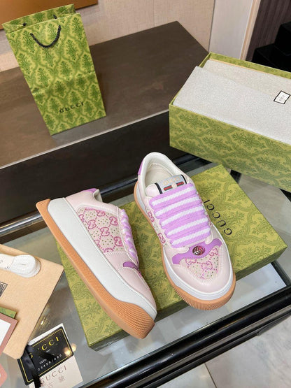 Tênis Couro Branco Letras Entrelaçadas Detalhe Roxo Sunset