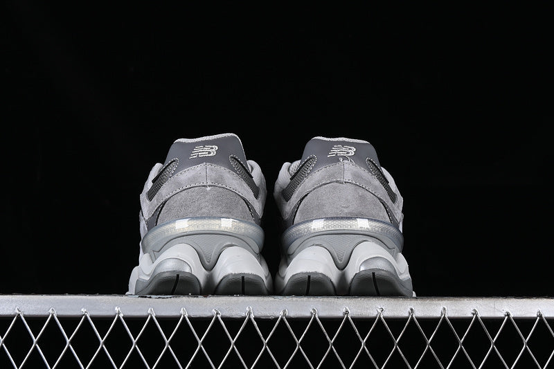 Tênis Runner Cinza Chumbo Detalhes Contrastantes