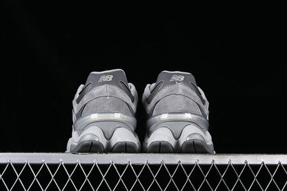 Tênis Runner Cinza Chumbo Detalhes Contrastantes