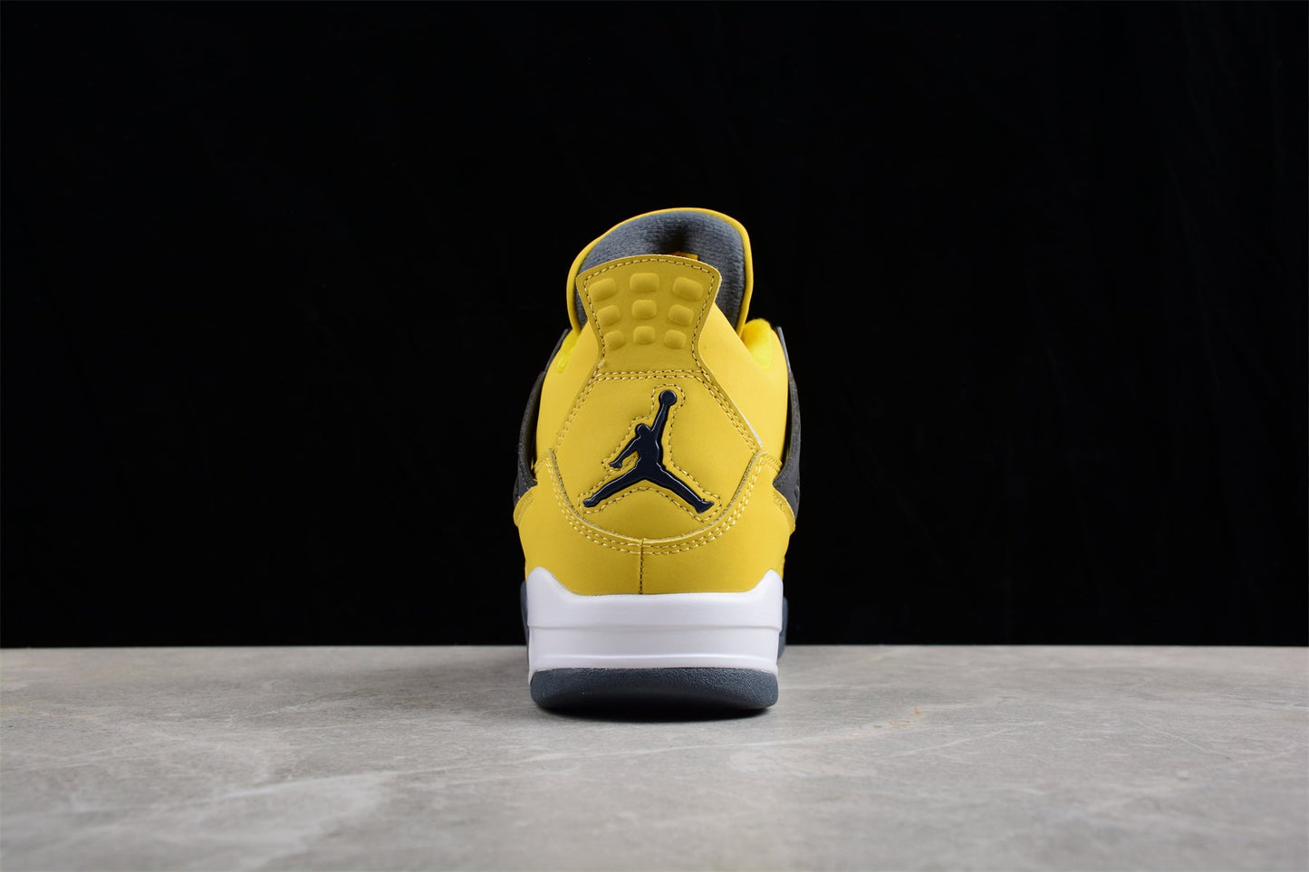 Tênis Cano Alto Basquete Preto Detalhes Amarelo Raio