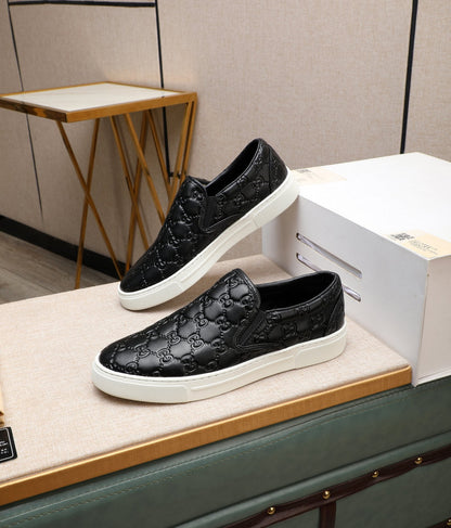 Tênis Slip On Couro Padrão Letras Entrelaçadas
