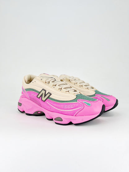 Tênis Runner Camurça Bege Detalhes Rosa e Verde