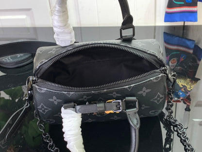 Bolsa Satchel Couro Preto Padrão Monograma Geométrico 18cm