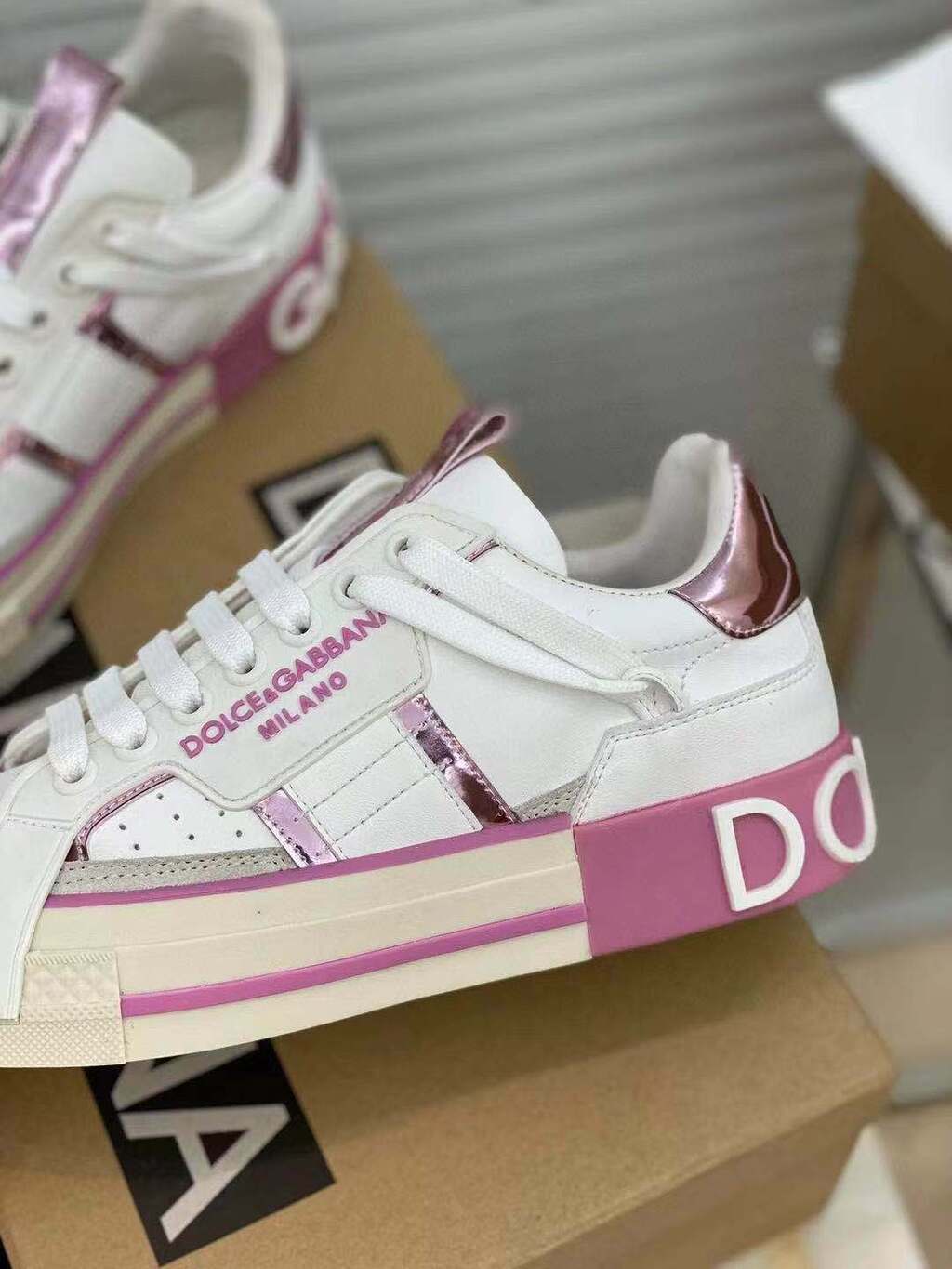 Tênis Couro Branco Rosa Detalhe Colorido