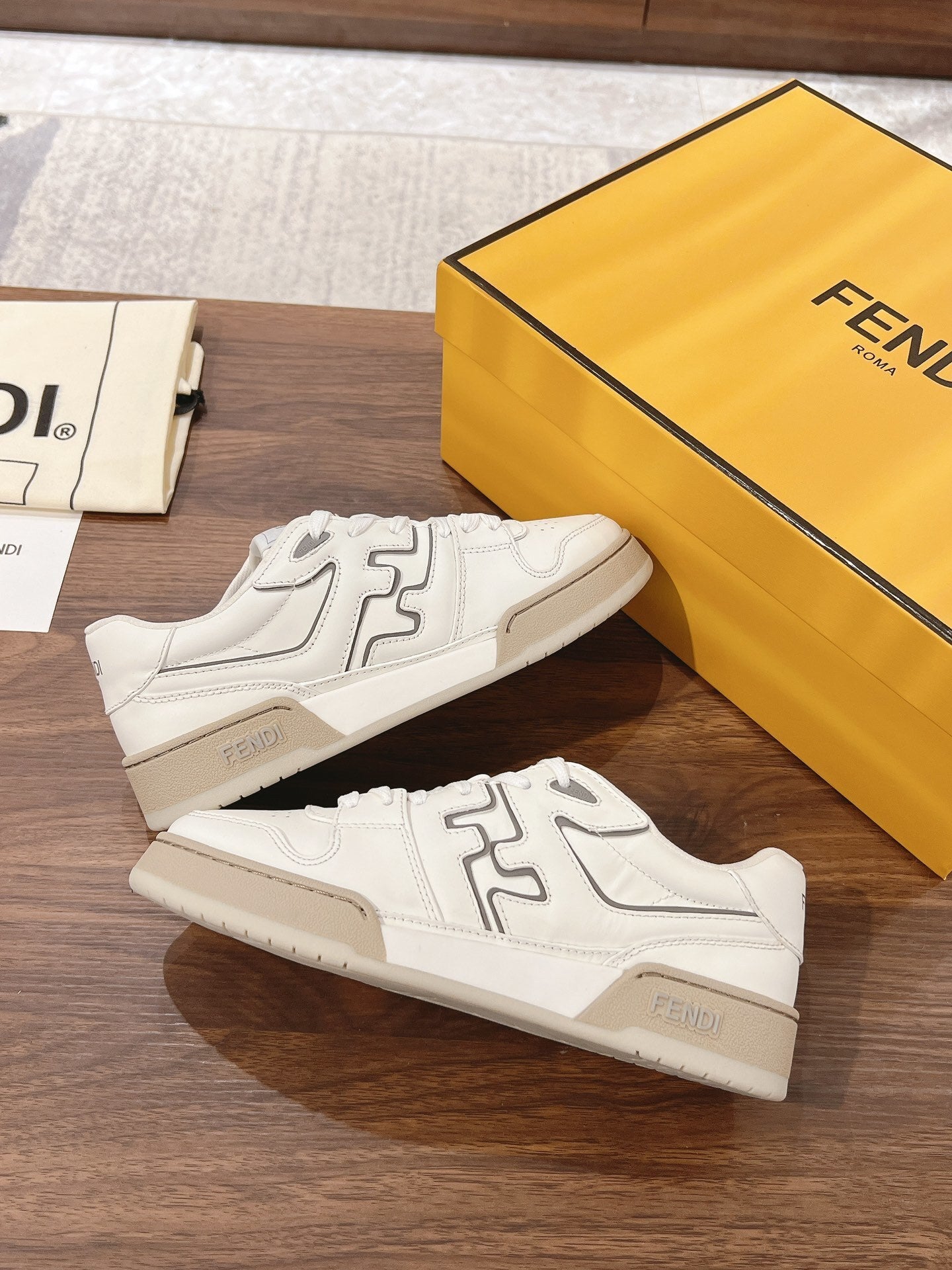 Tênis Couro Branco com Letras F Espelhadas