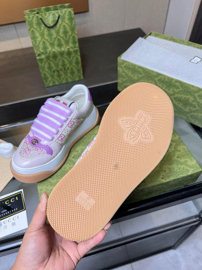 Tênis Couro Branco Letras Entrelaçadas Detalhe Roxo Sunset