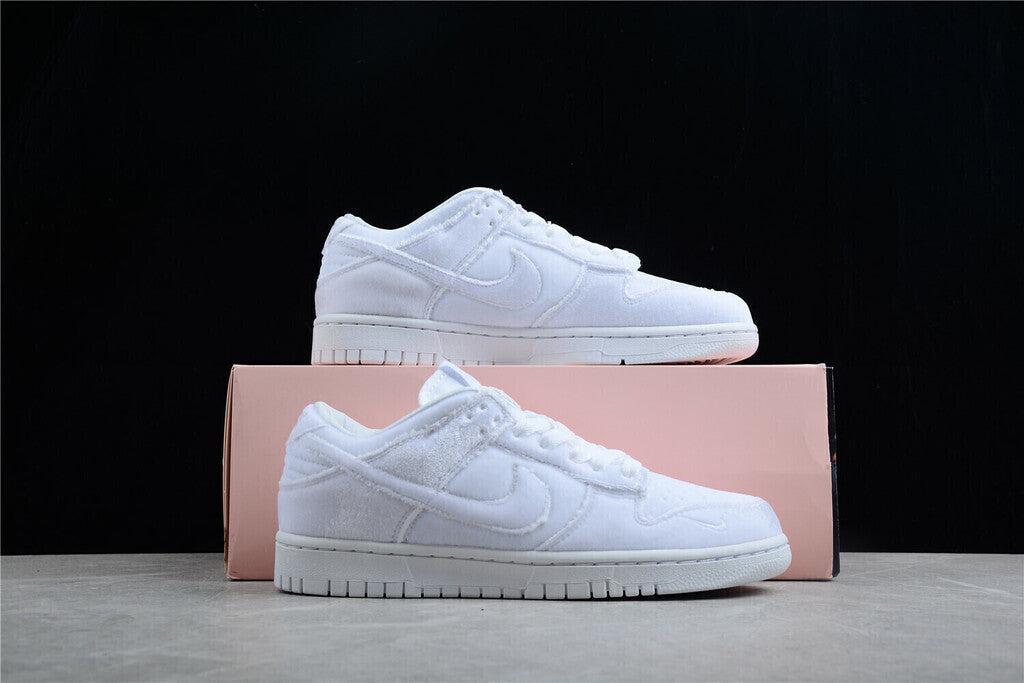 Tênis Cano Baixo Veludo Branco com Detalhes em Relevo