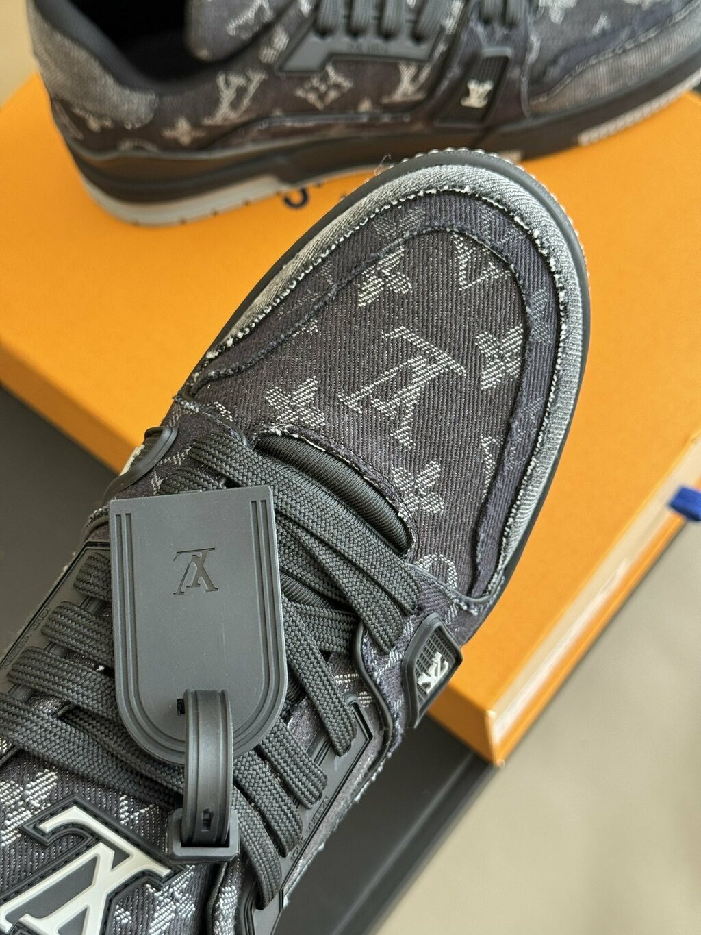Tênis Casual Cano Baixo Preto com Detalhe Cinza