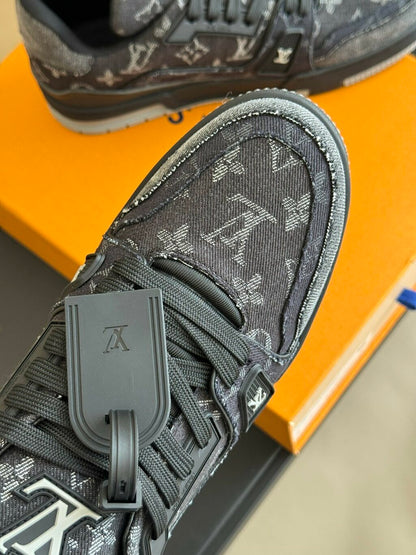 Tênis Casual Cano Baixo Preto com Detalhe Cinza