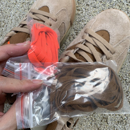 Tênis Cano Alto Basquete Camurça Bege com Detalhe Marrom