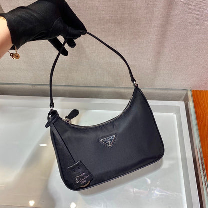 Bolsa Satchel Nylon Preto Placa Triangular Mini