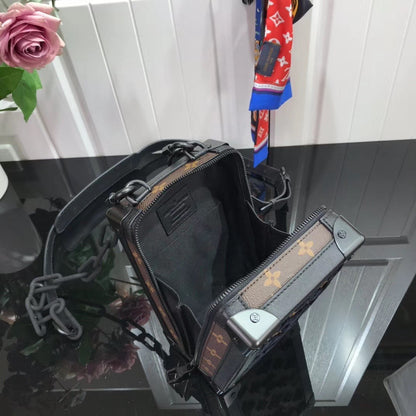 Bolsa Satchel Couro Padrão Monograma Geométrico Preto Vertical