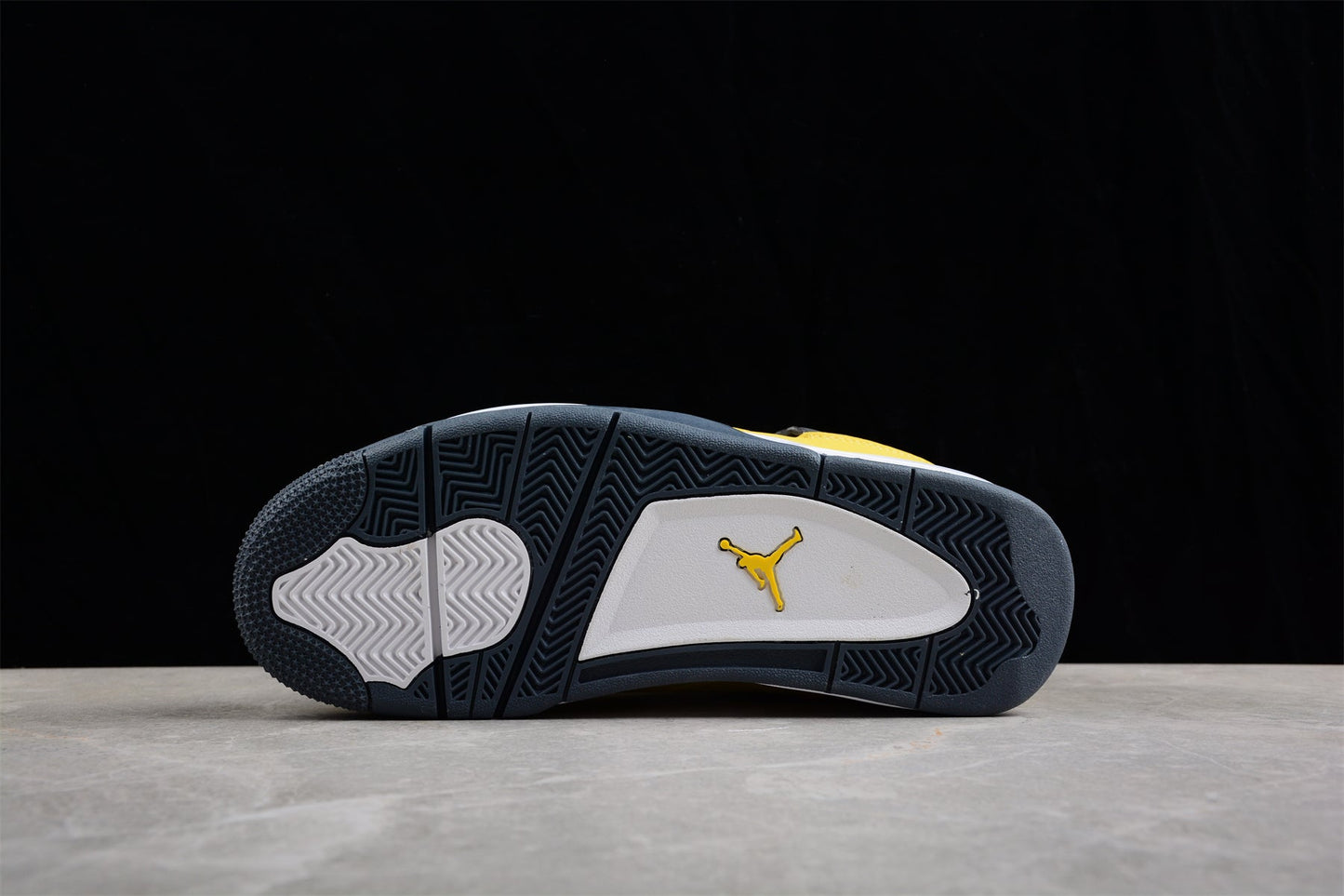 Tênis Cano Alto Basquete Preto Detalhes Amarelo Raio