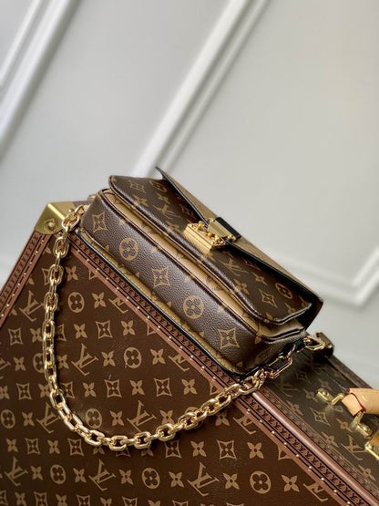 Bolsa Pequena Couro Padrão Monograma Geométrico Marrom