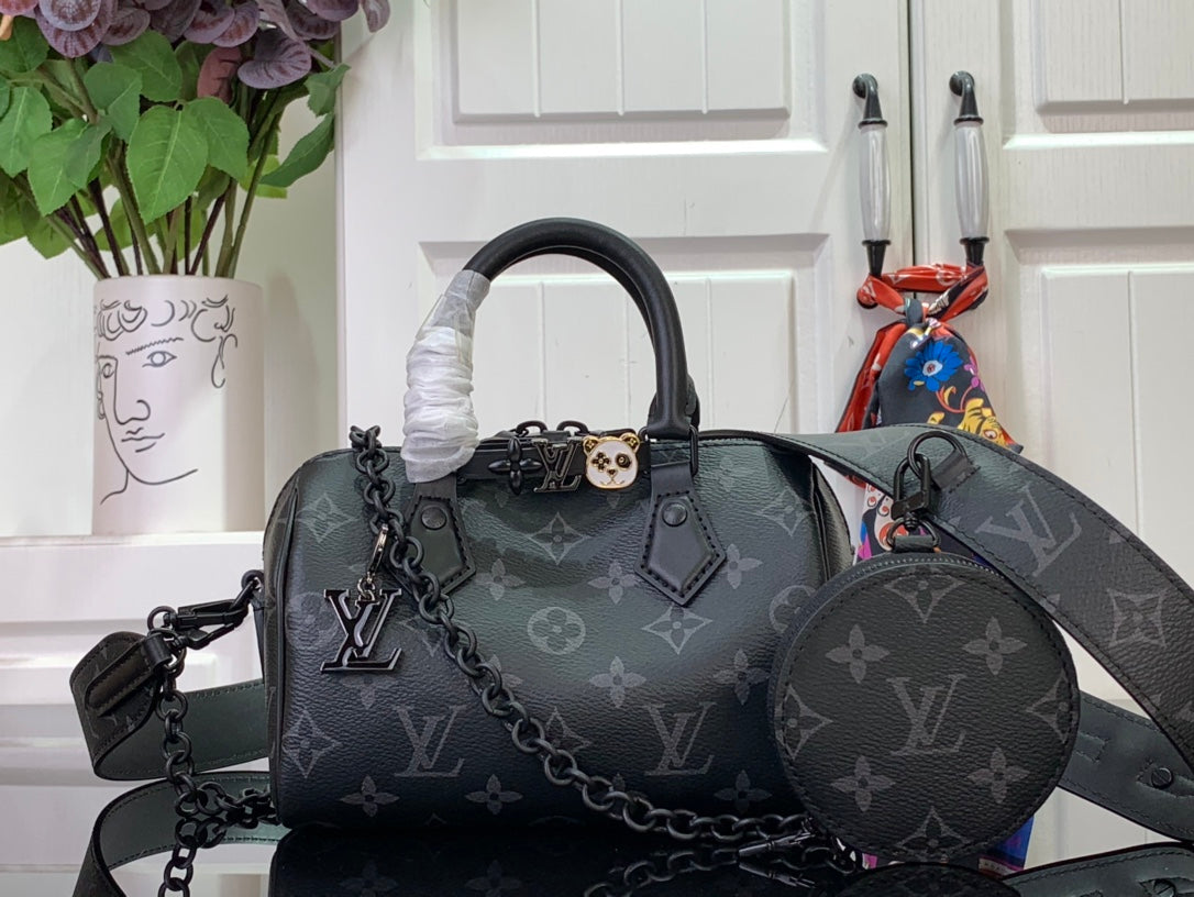 Bolsa Satchel Couro Preto Padrão Monograma Geométrico 18cm