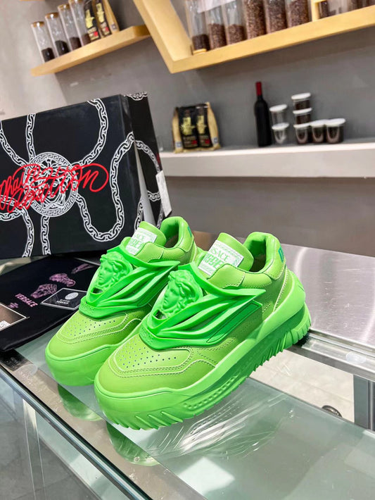 Tênis Cano Baixo Couro Verde Neon Detalhe Medalhão