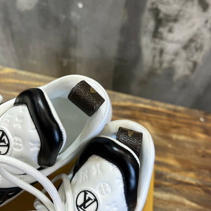 Tênis Casual Couro Branco Preto Padrão Monograma Geométrico