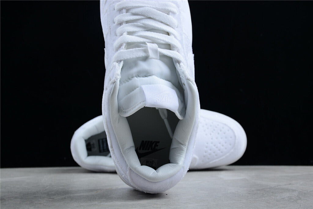 Tênis Cano Baixo Veludo Branco com Detalhes em Relevo