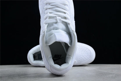 Tênis Cano Baixo Veludo Branco com Detalhes em Relevo