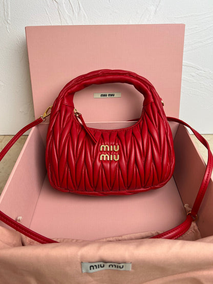 Bolsa Hobo Mini Cetim Acolchoado Vermelho