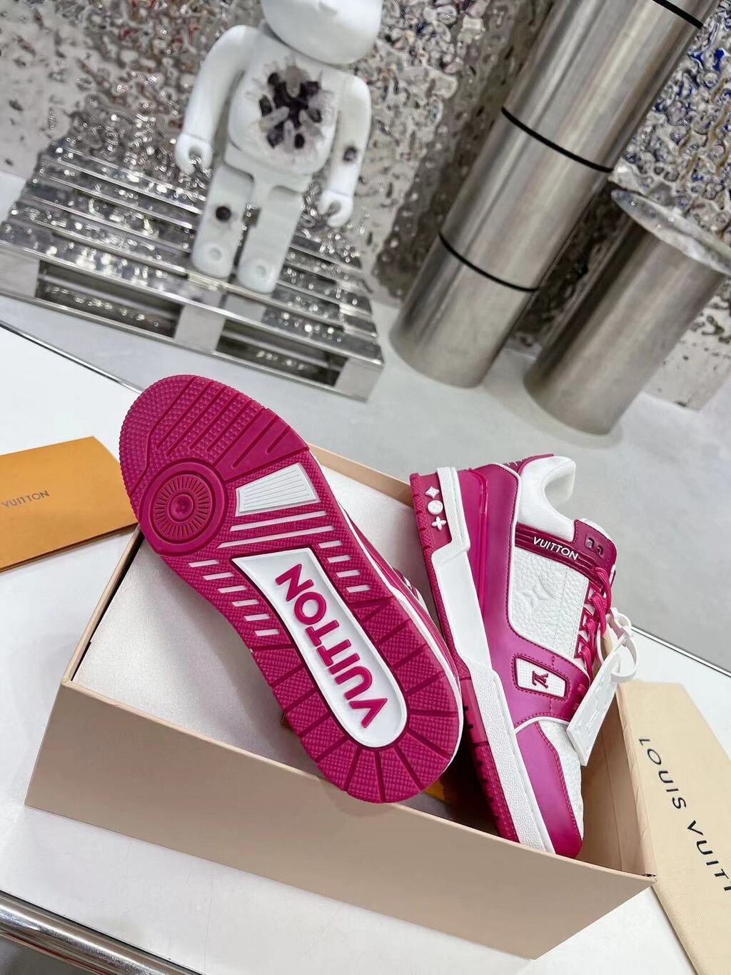 Tênis Couro Rosa e Branco Detalhes Geométricos