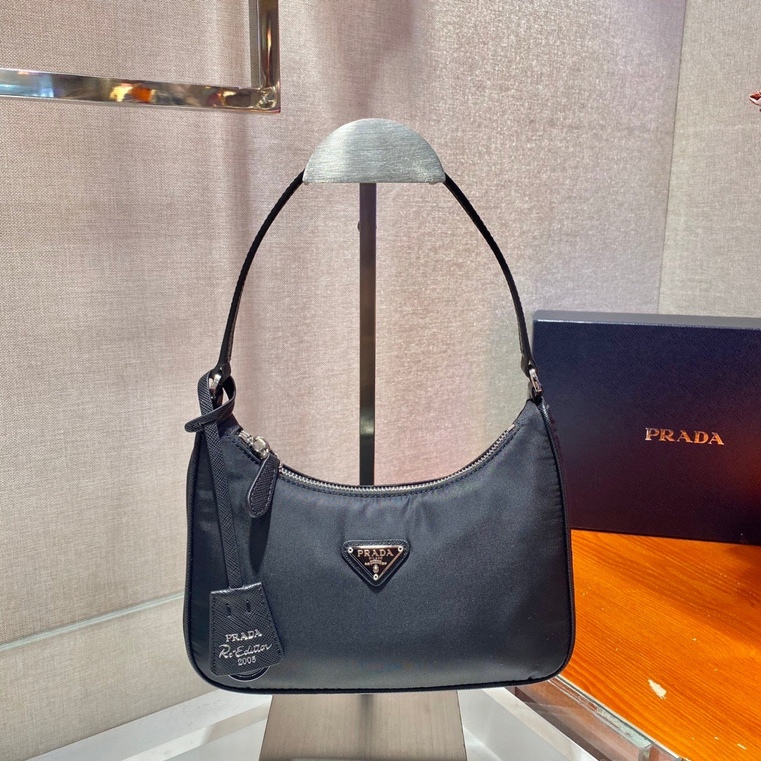 Bolsa Satchel Nylon Preto Placa Triangular Mini