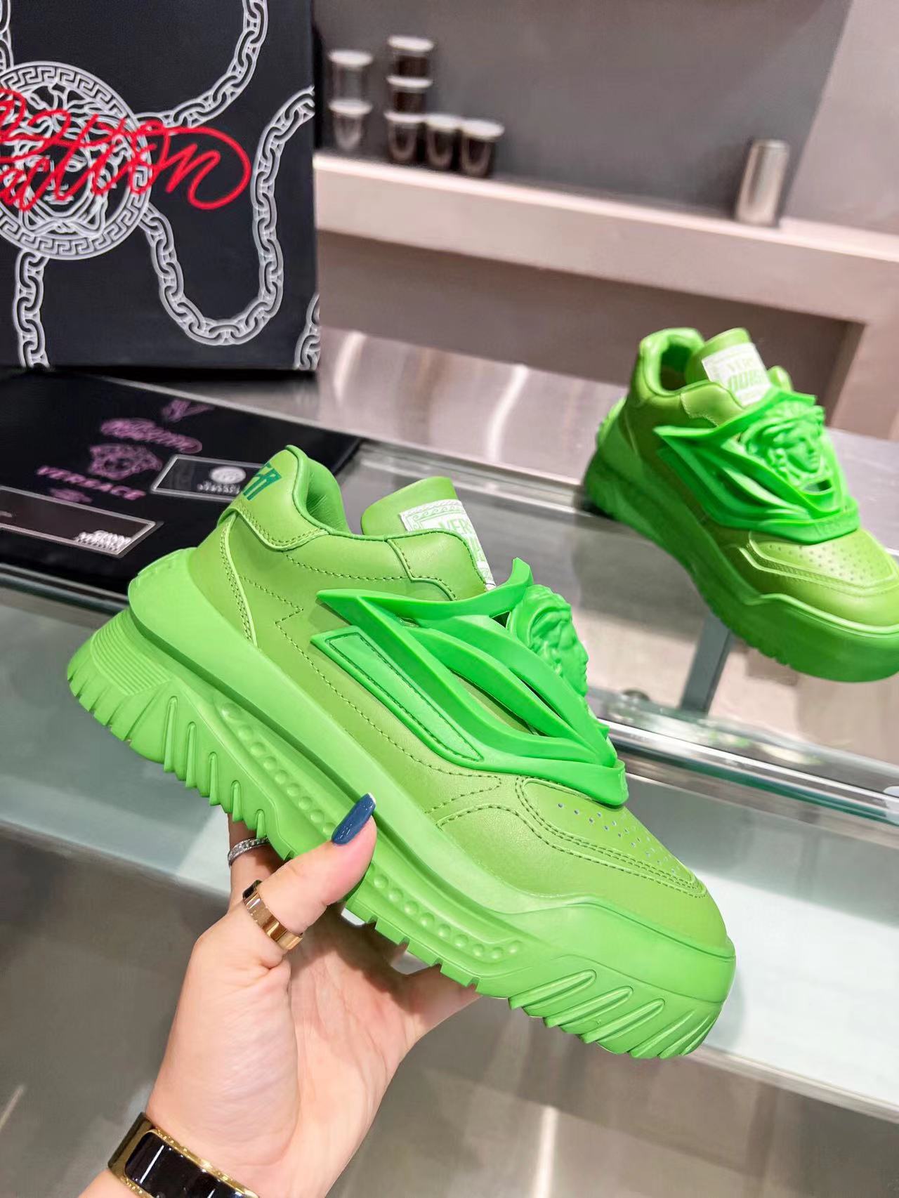 Tênis Cano Baixo Couro Verde Neon Detalhe Medalhão