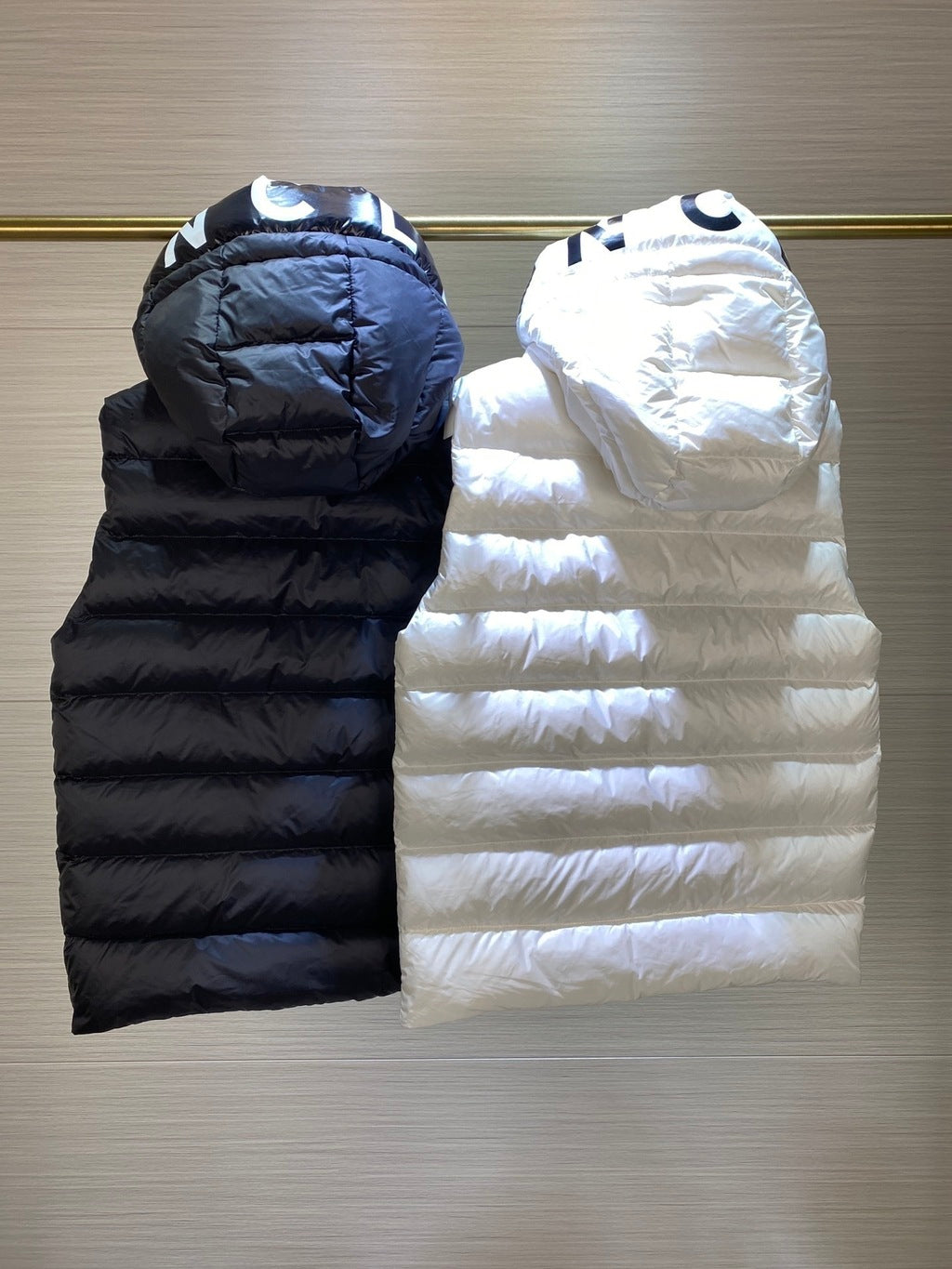 Colete Acolchoado Branco com Detalhes Pretos
