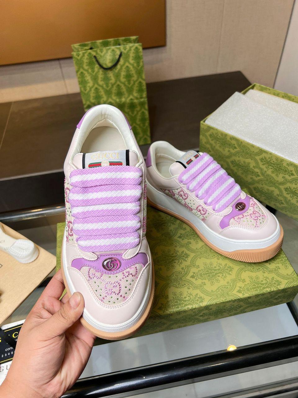 Tênis Couro Branco Letras Entrelaçadas Detalhe Roxo Sunset