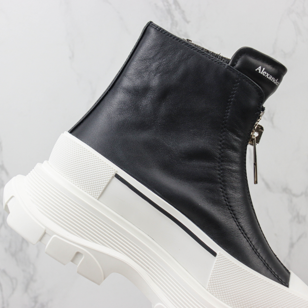 Bota Cano Médio Couro Preto Solado Branco com Zíper