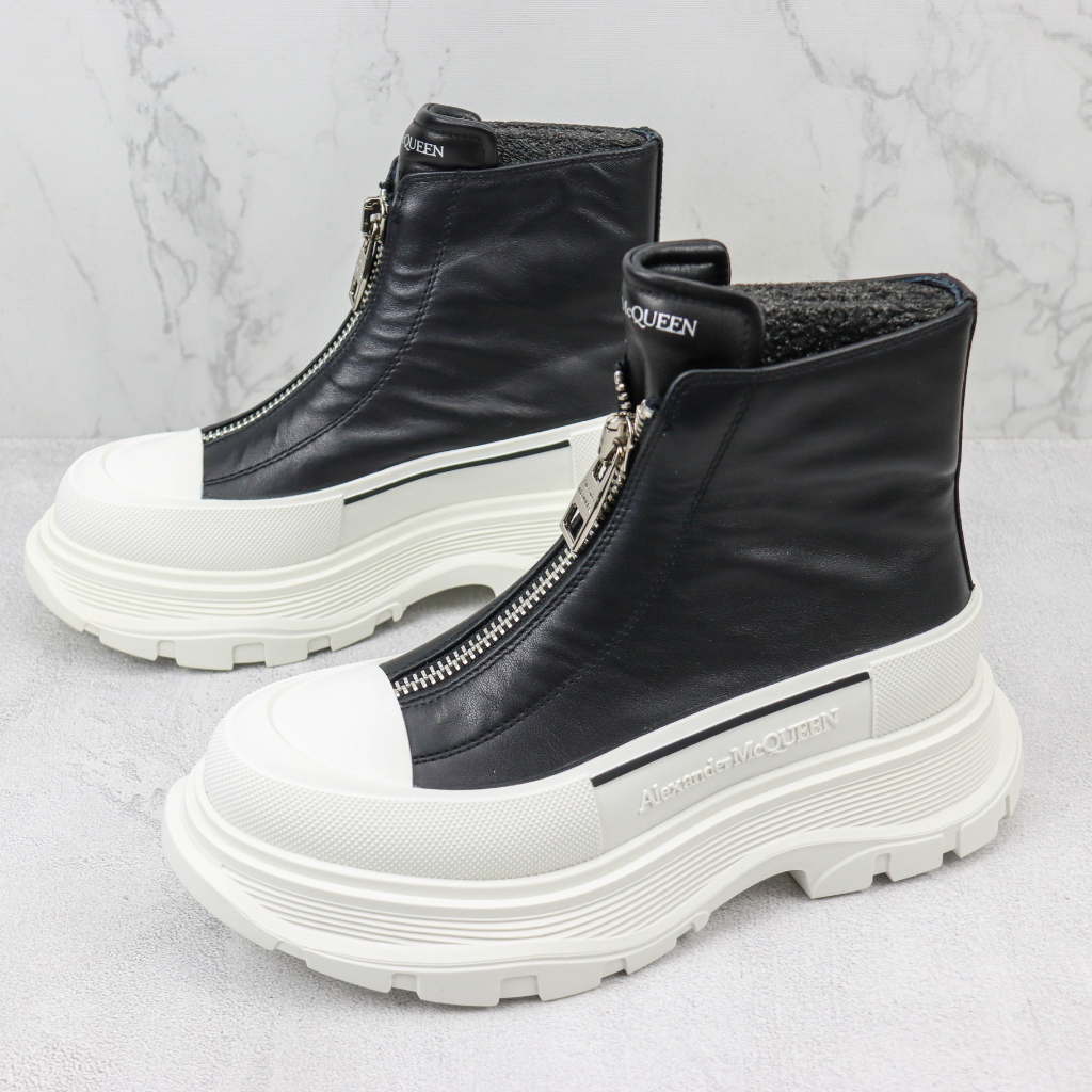 Bota Cano Médio Couro Preto Solado Branco com Zíper