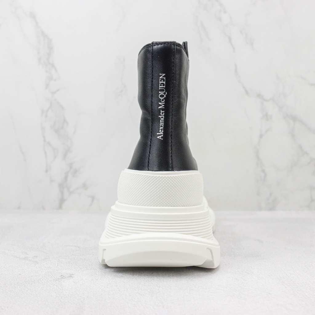 Bota Cano Médio Couro Preto Solado Branco com Zíper