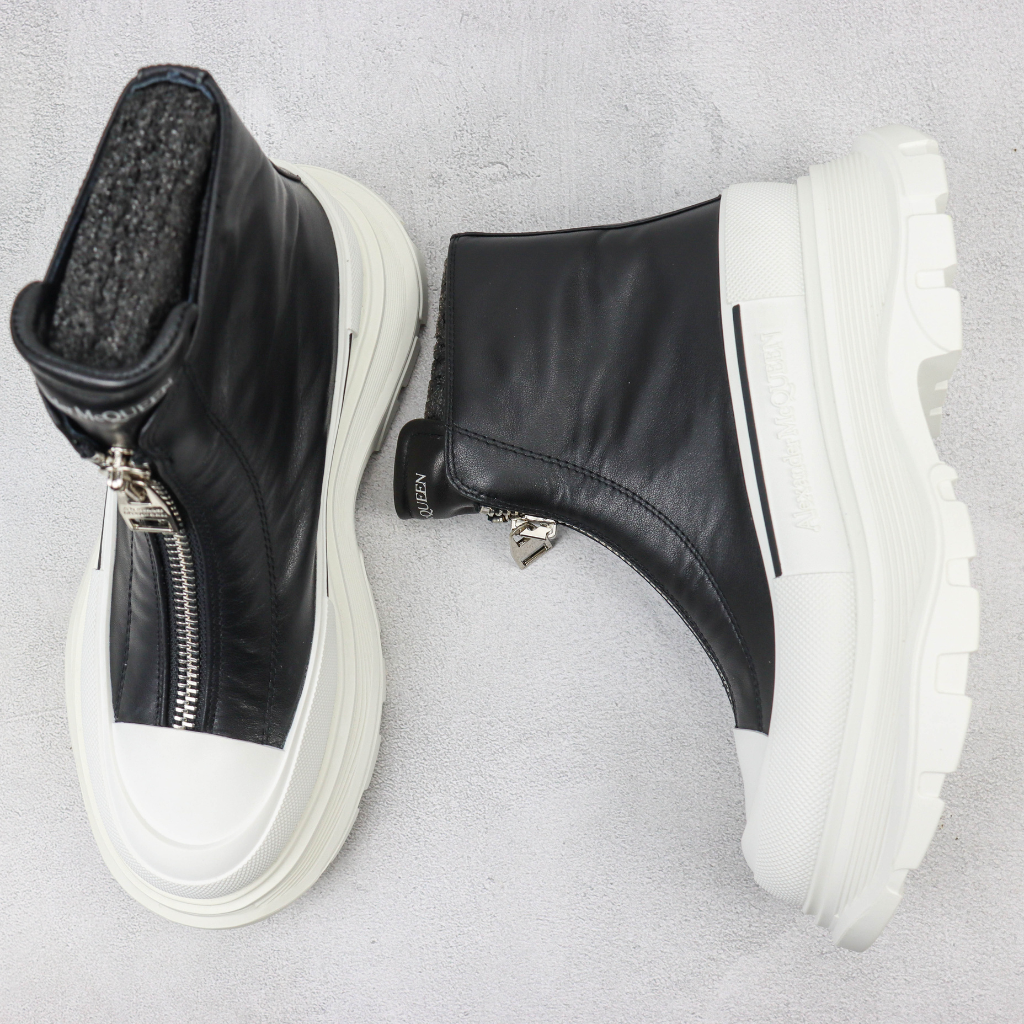 Bota Cano Médio Couro Preto Solado Branco com Zíper