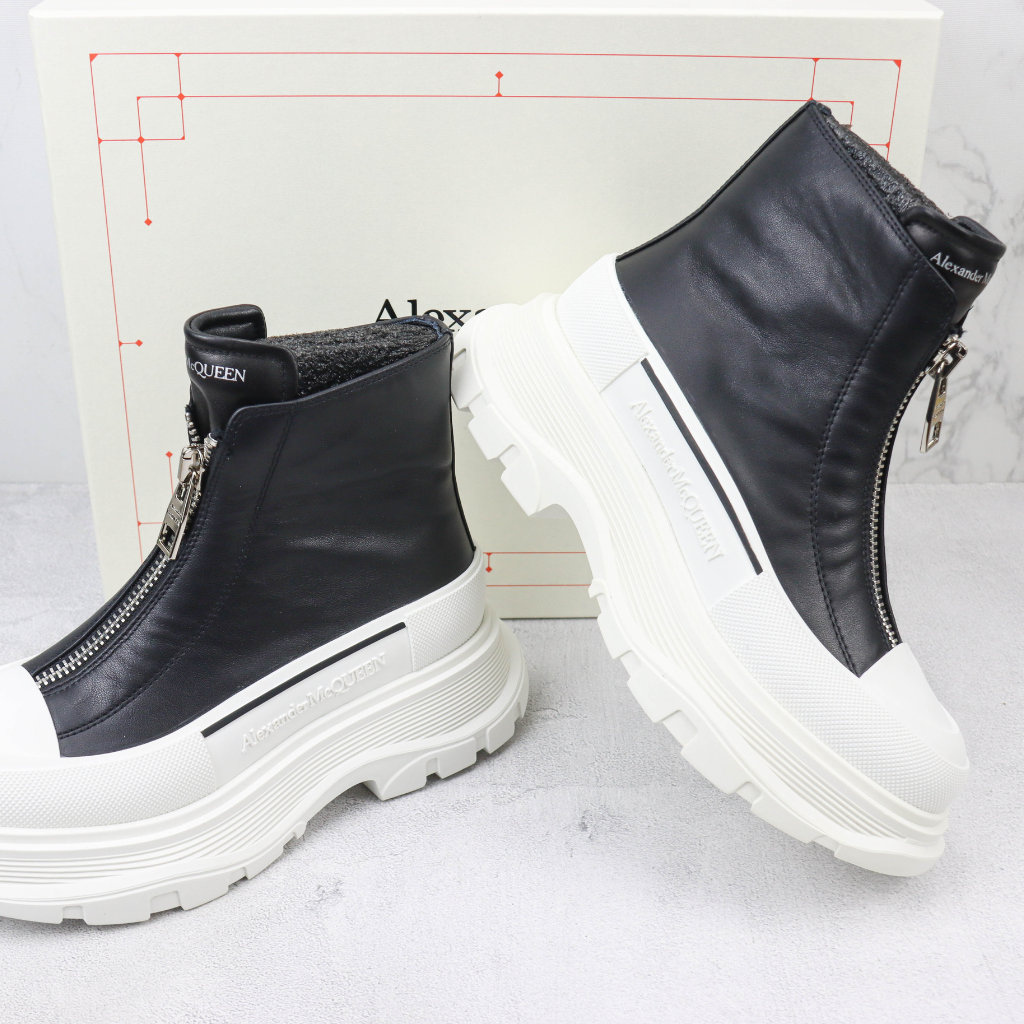 Bota Cano Médio Couro Preto Solado Branco com Zíper