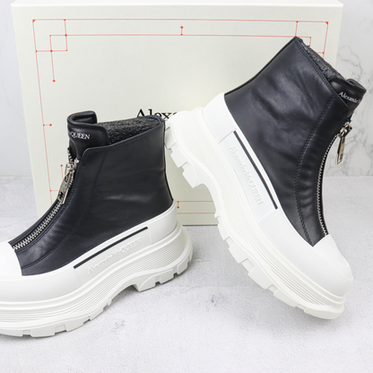 Bota Cano Médio Couro Preto Solado Branco com Zíper