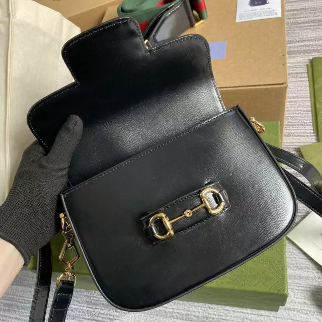 Bolsa Couro Preto Fechamento Metálico Ferradura