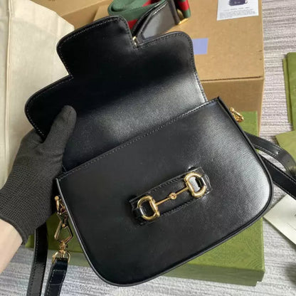 Bolsa Couro Preto Fechamento Metálico Ferradura
