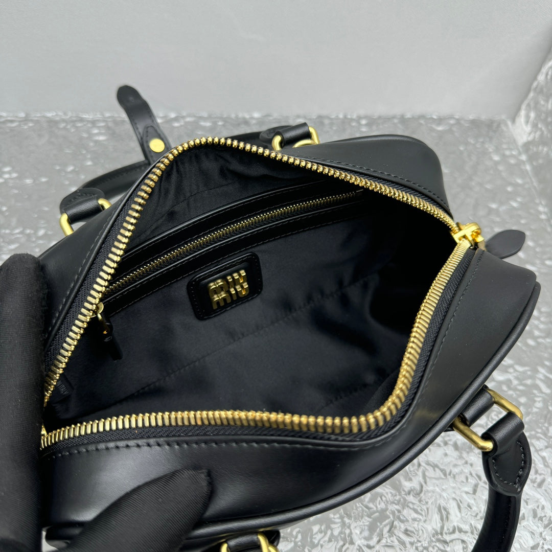 Bolsa Couro Estruturada Bege Placa Triangular