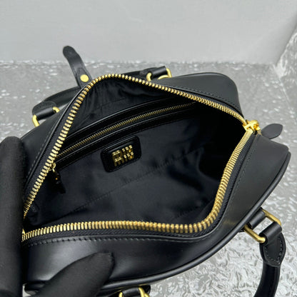 Bolsa Couro Estruturada Bege Placa Triangular