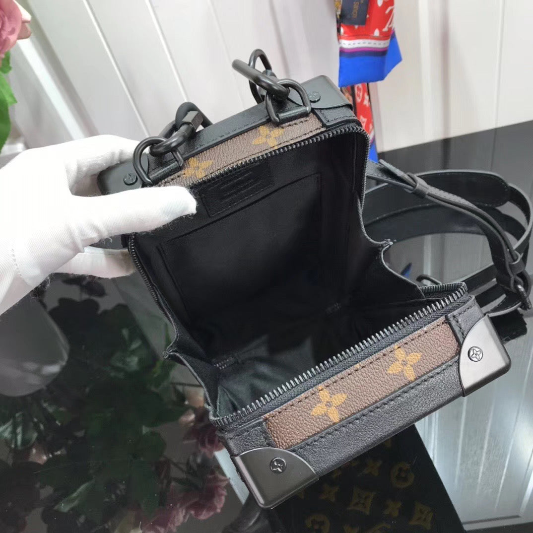 Bolsa Vertical Couro Padrão Monograma Geométrico Marrom