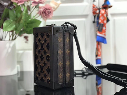 Bolsa Satchel Couro Padrão Monograma Geométrico Preto Vertical