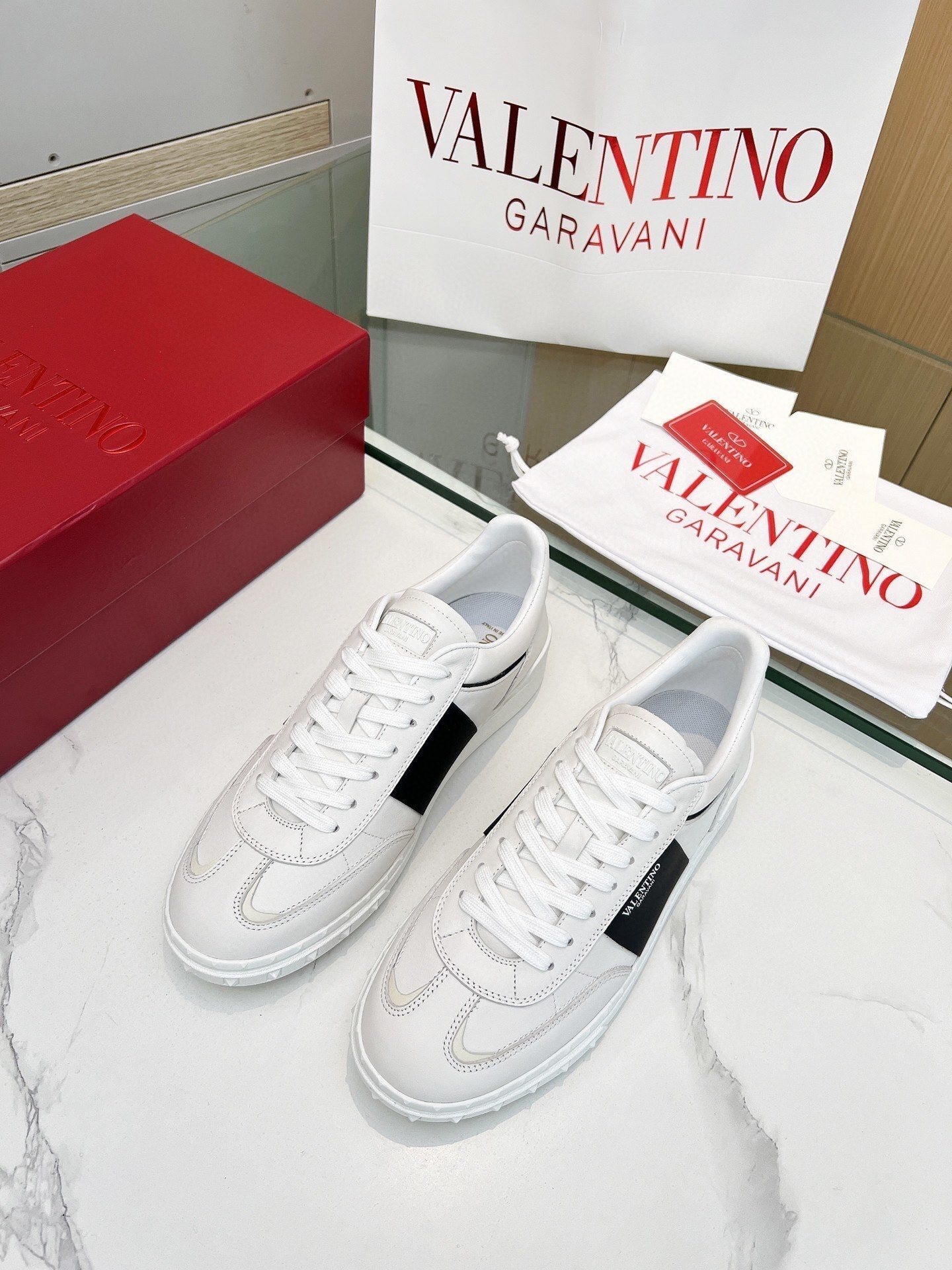 Tênis Couro Cano Alto Branco com Detalhe Lateral