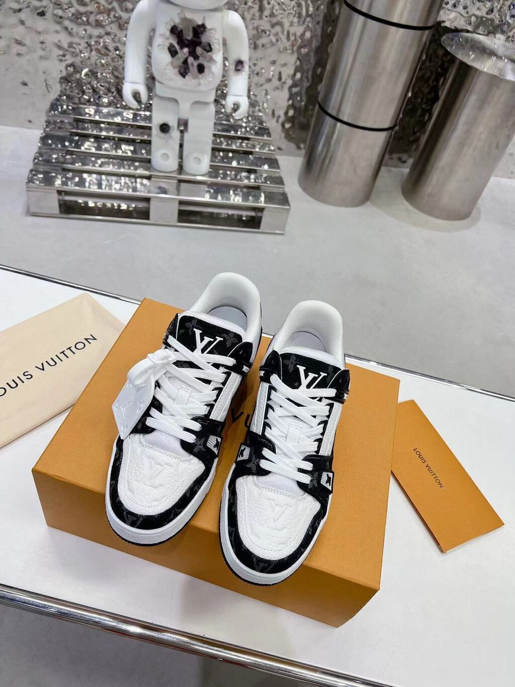 Tênis Casual Couro Branco com Detalhe Preto