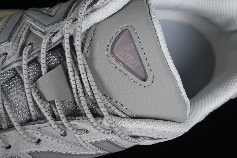 Tênis Runner Cinza com Detalhe Lilás