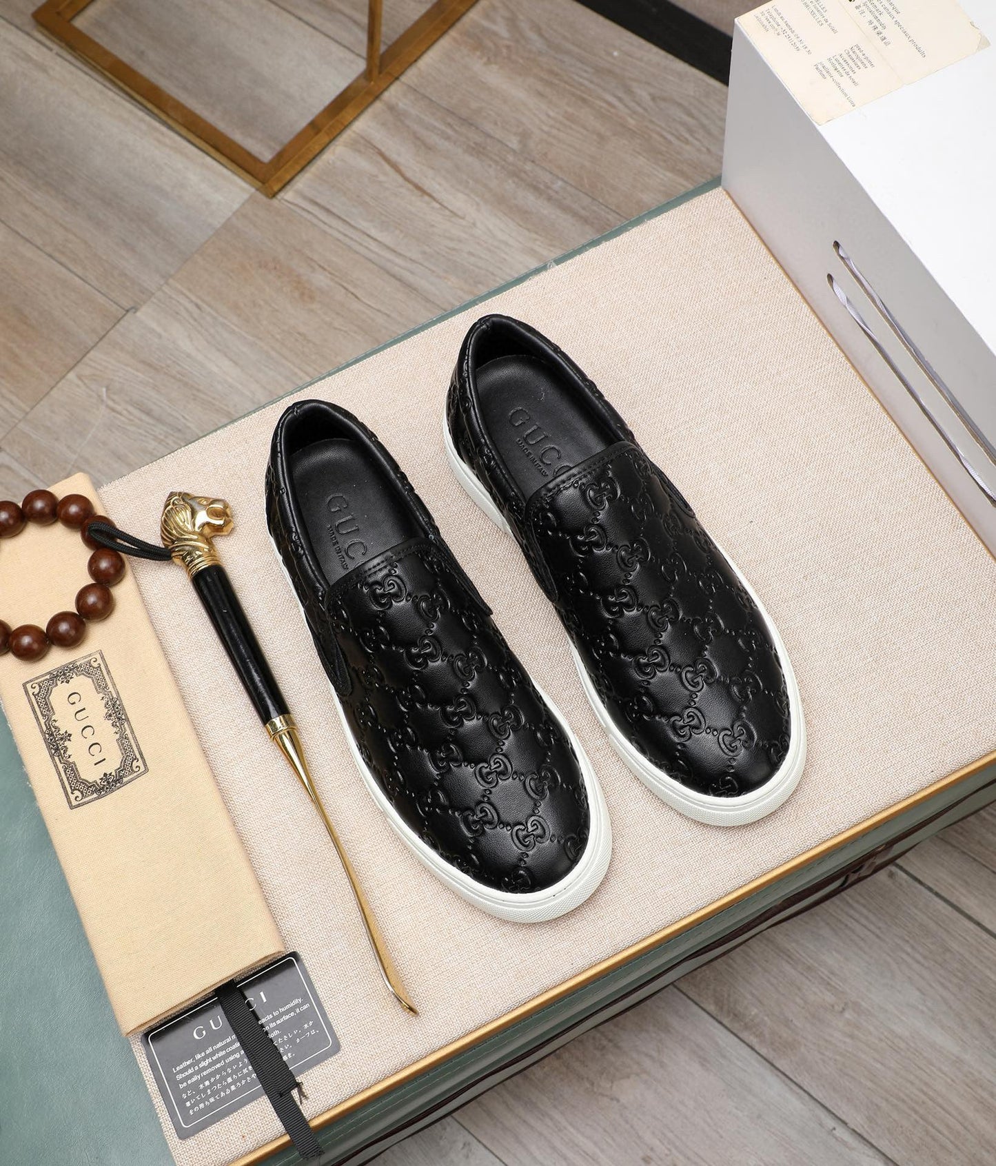 Tênis Slip On Couro Padrão Letras Entrelaçadas