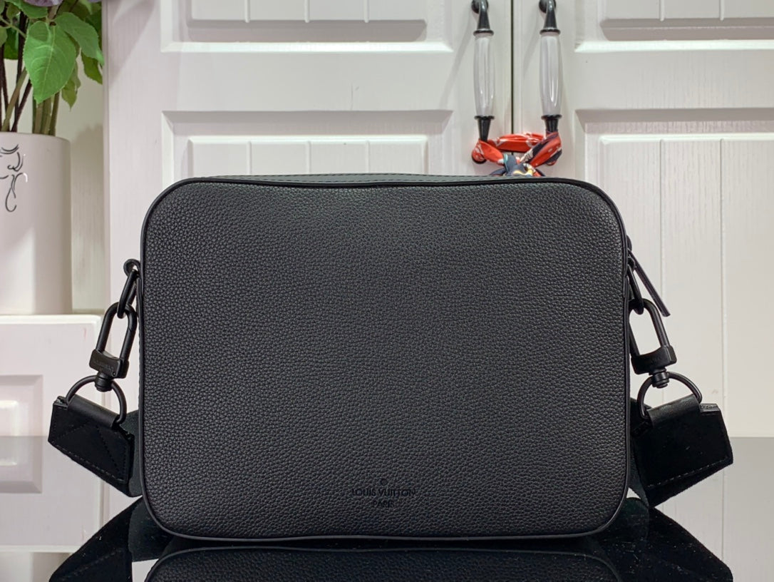 Bolsa Mensageiro Couro Preto Detalhe Relevo Geométrico