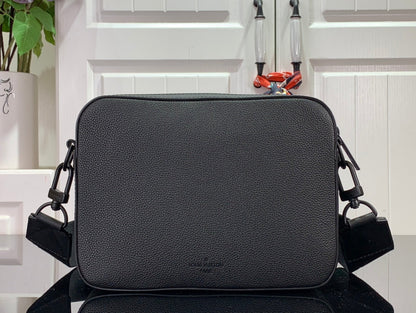 Bolsa Mensageiro Couro Preto Detalhe Relevo Geométrico