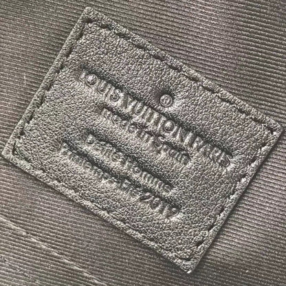 Bolsa Satchel Couro Padrão Monograma Geométrico Preto Vertical